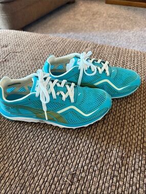 Women’s Puma size 7